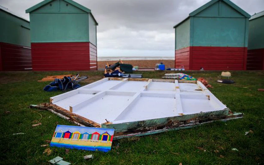 العاصفة "كايتي" تضرب بريطانيا بقسوة وتخلف دمارا واسعا.. صور