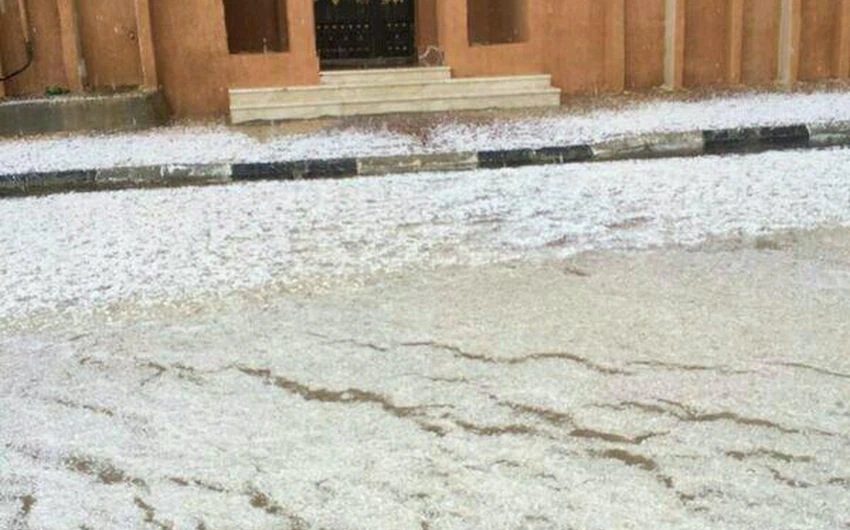 بالصور: عاصفة بردية وتراكمات غير مسبوقة لحبات البرد في رفحاء ظهر الجمعة 