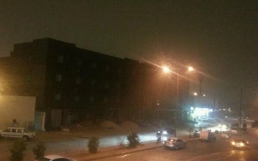 بالصور : البروق تضيء سماء الرياض و أمطار غزيرة في بعض الأحياء