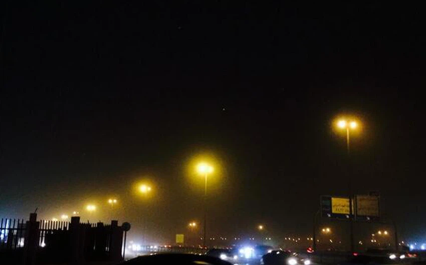 بالصور : موجة الغبار تداهم الرياض وانخفاض سريع في مدى الرؤية الأفقية