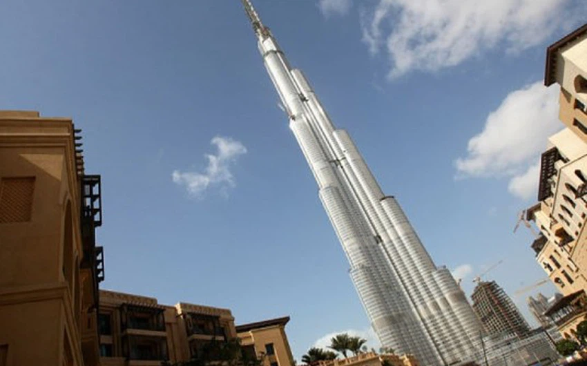 برج خليفة العملاق الذي يُعتبر أعلى الأبراج في العالم كاملاً، تم هذا المشروع بكلفة 1.5 مليار دولار