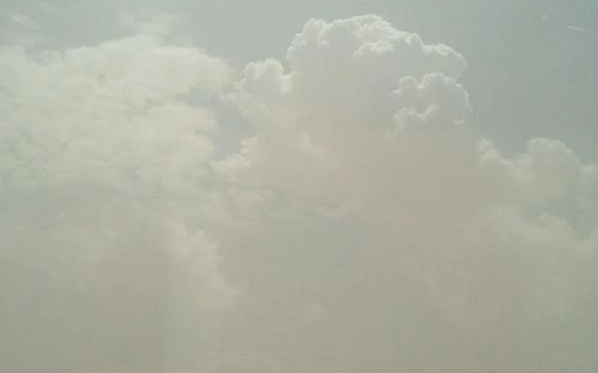 السحب الرعدية في بداية تطورها بالقرب من دبي