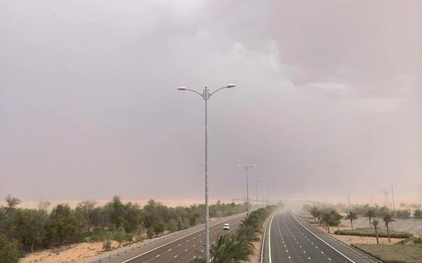 الطرق الصحراوية تحت الامطار والسحب الداكنة