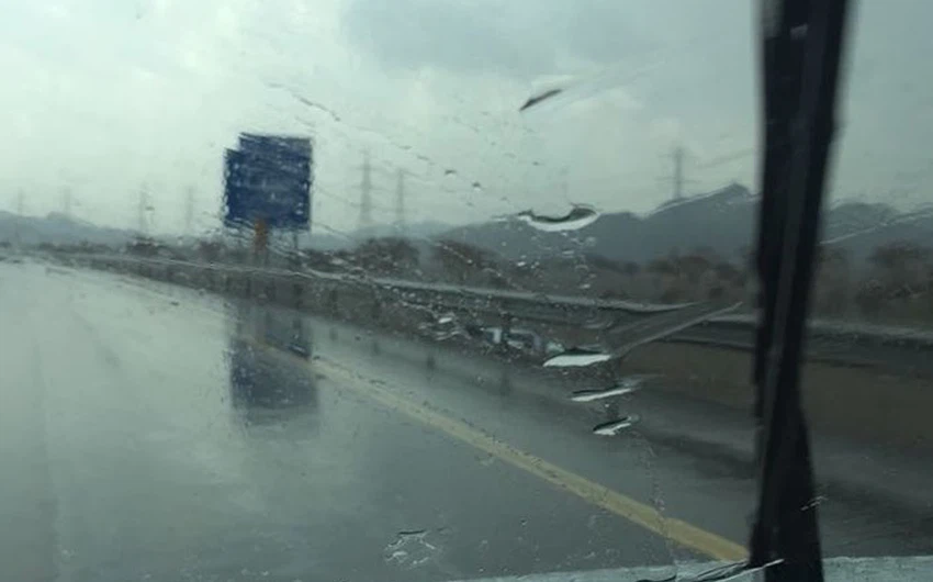 بالصور .. أمطار رعدية وسيول تعم عدة مناطق في السعودية