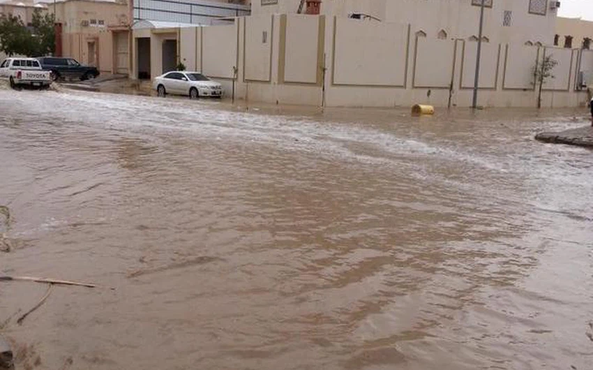بالصور : أمطار رعدية غزيرة و إرتفاع منسوب المياه على الطرقات في مناطق مختلفة من وسط المملكة 