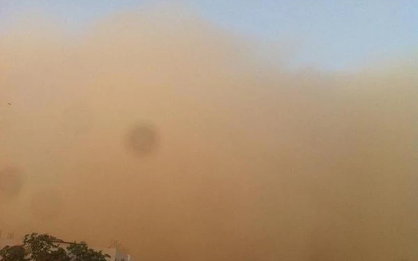 بالصور: موجة كثيفة من الغبار تضرب القريات عصر الاثنين