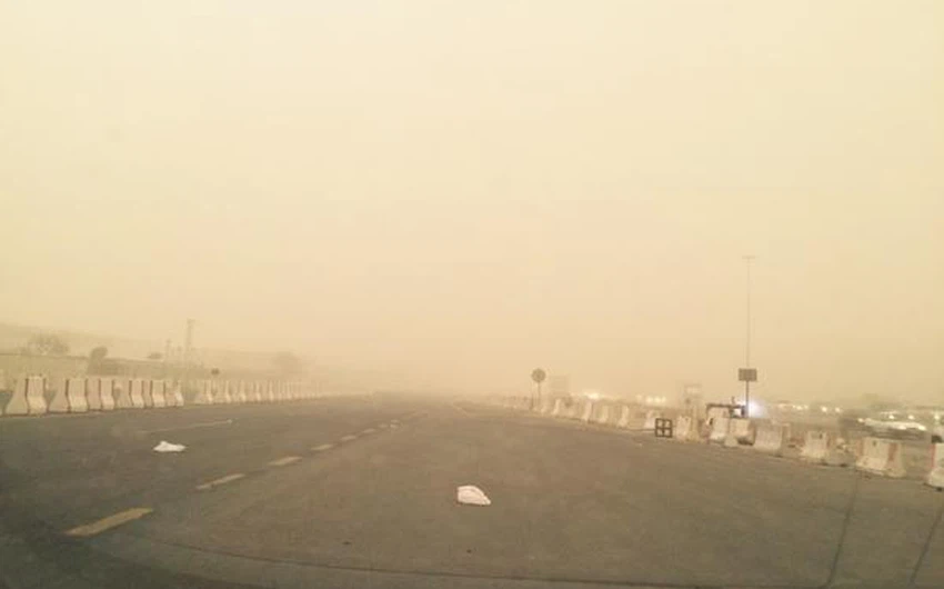 بالصور: مدينة جدة تتعرض الى موجة من الغبار الكثيف