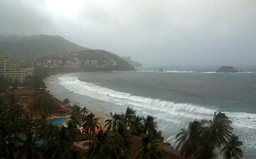 إعصار باتريسيا العنيف يبدأ باجتياح سواحل المكسيك