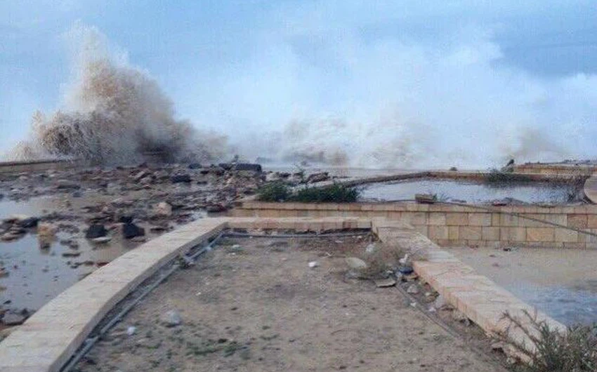 بالصور: شابالا يضرب سواحل حضرموت ويبعد 80 كم فقط عن المكلا