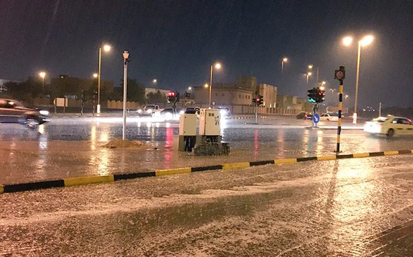 السيول تعم الطرقات في مدينة الفجيرة، تصوير بن دبا