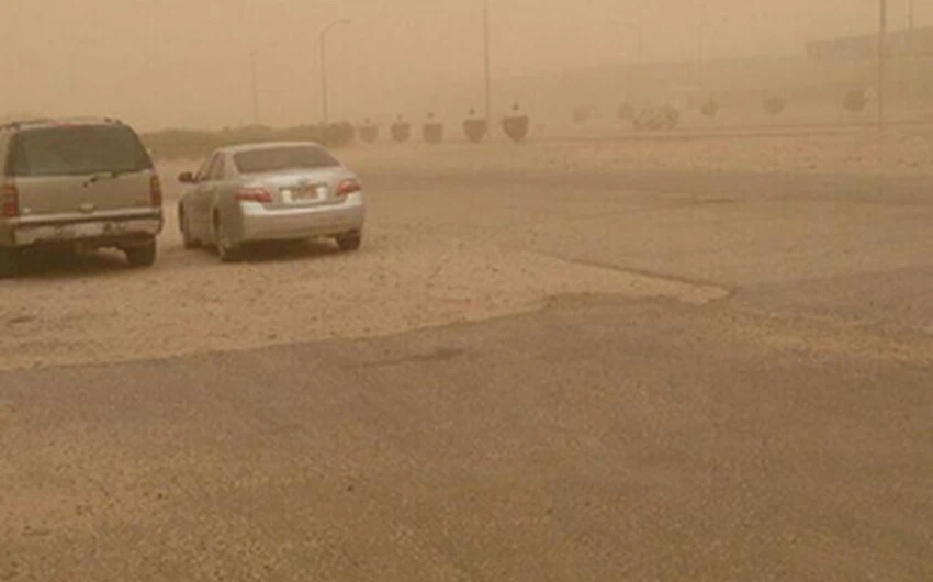 بالصور: موجة من الغبار الكثيف تجتاح حفر الباطن صباح اليوم الإثنين 