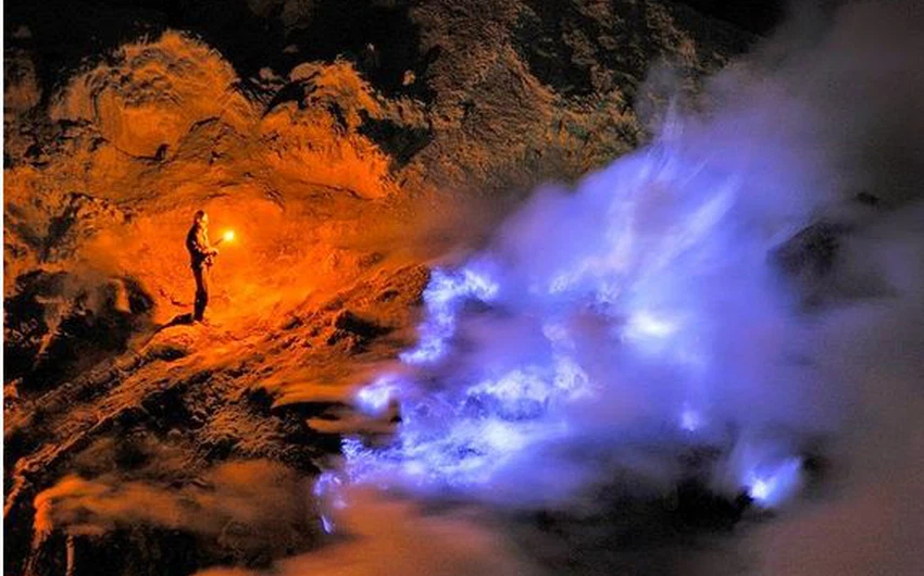 بركان "كواه آيجن" ينفث لهبه الأزرق في مشهد مبهر 