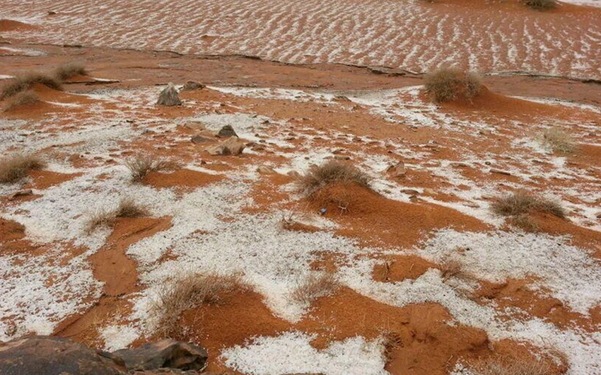 بالصور: برد بأحجام كبيرة يزين صحراء الجلف شمال حائل 