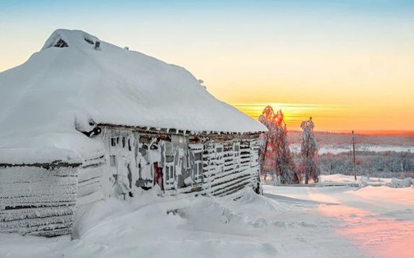 صور جميلة لقرية روسية دفنتها الثلوج بعد عاصفة ثلجية 