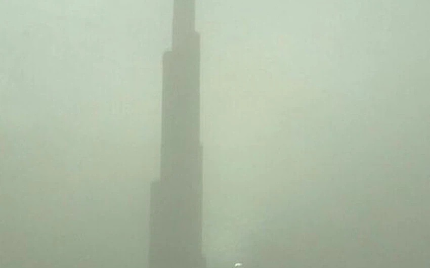 برج دبي خلف الأجواء المُغبرة 