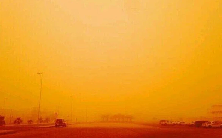 عاصفة رملية تاريخية تضرب السعودية .. الغبار يقلب النهار ليلاً ويشُل الحركة في العديد من المناطق 
