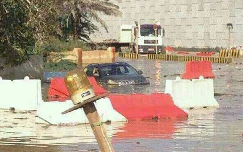 بالصور: الفيضانات تجتاح  أجزاء ولاية صحار بعُمان بعد موجة قوية من الأمطار