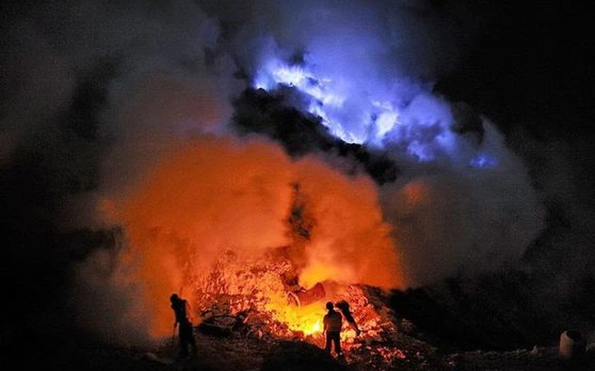 بركان "كواه آيجن" ينفث لهبه الأزرق في مشهد مبهر 