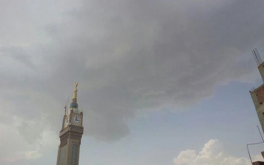 الغيوم وأبراج مكة