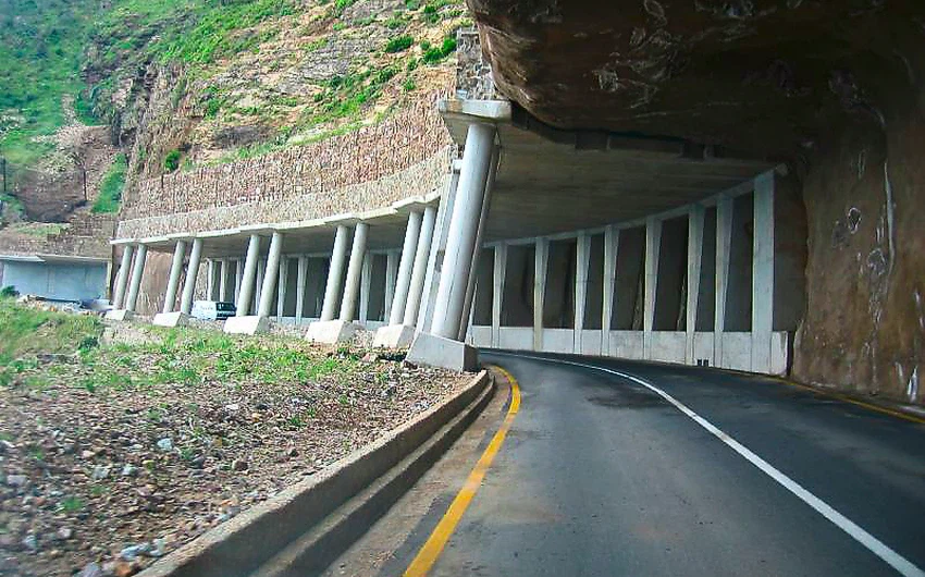 طريق تشابمان بيك درايف، في جنوب أفريقيا، ويبلغ طوله حوالي 5 أميال وله 114 منحنى 