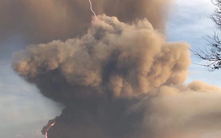 بالصور | بركان تال يثور في الفلبين وظاهرة البرق البركاني تتجلى وتُبهر السُكان 