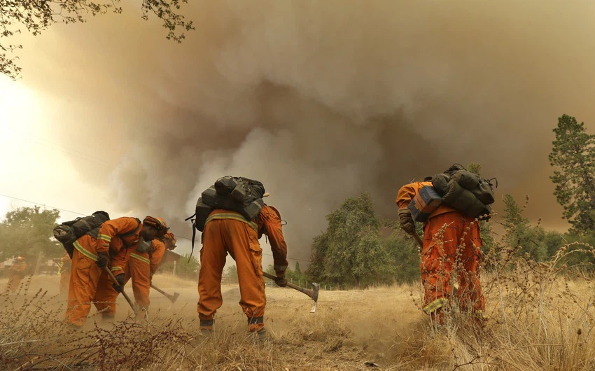بالصور: حرائق غابات كاليفورنيا مستمرة وفرق الاطفاء تسيطر على حريقين كبيرين  