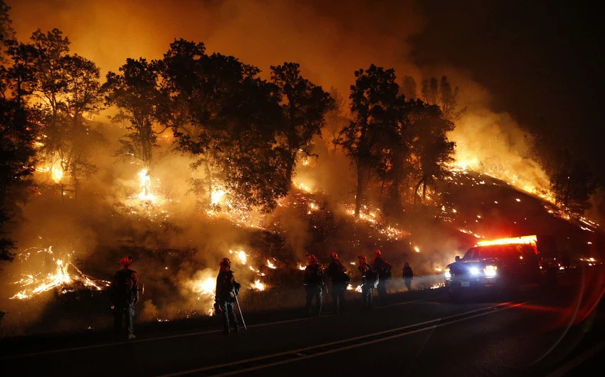 بالصور: حرائق غابات كاليفورنيا مستمرة وفرق الاطفاء تسيطر على حريقين كبيرين  