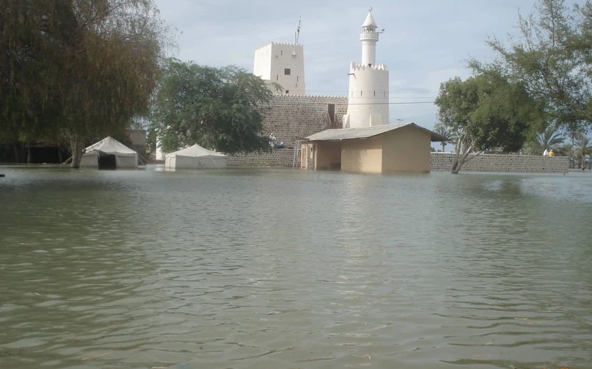 مشاهد نادرة لغرق بعد مناطق الإمارات عقب إعصار جونو 2007م 