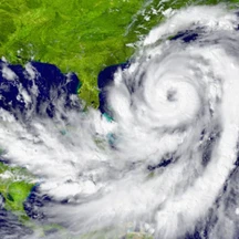 كيف ينشأ الإعصار؟