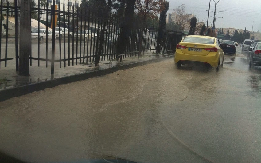 المياه تغمر شارع الجامعة