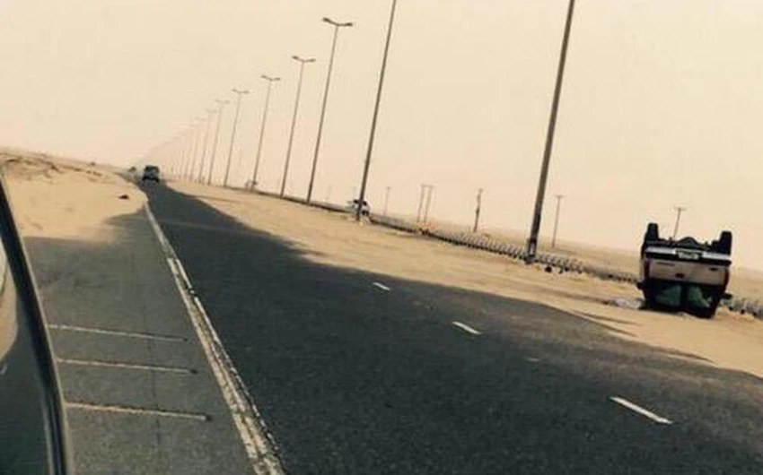 بالصور: شوارع الكويت  الخارجية دُفنت بالرمال بعد اشتداد رياح البوارح