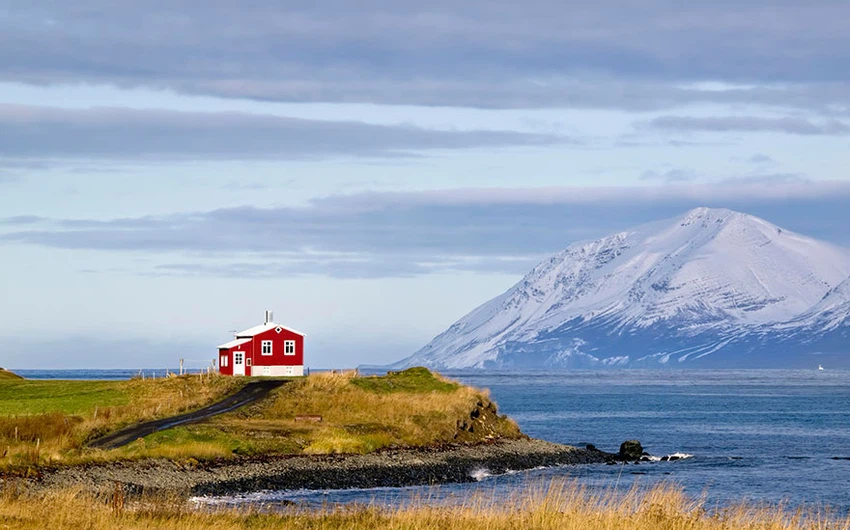 المنزل الأحمر الصغير في آيسلندا
