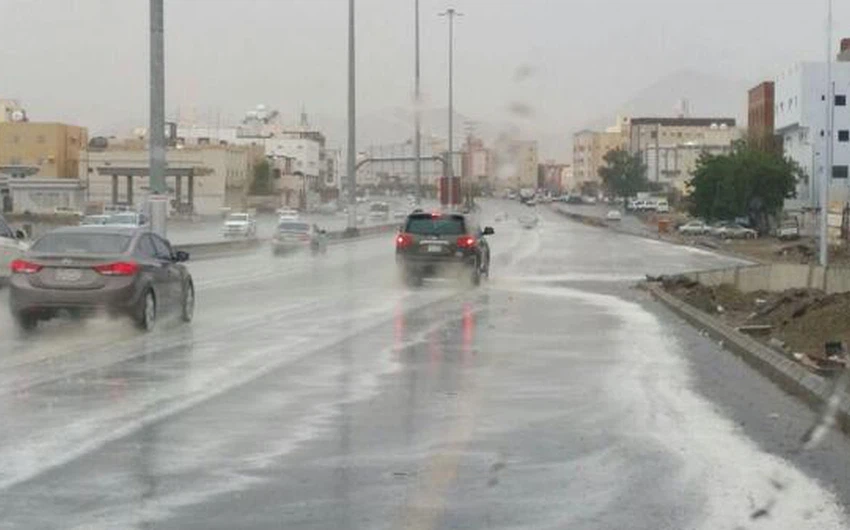 بالصور: أمطار متوسطة إلى غزيرة على مكة و شوارع بعض الأحياء تفيض بالمياه
