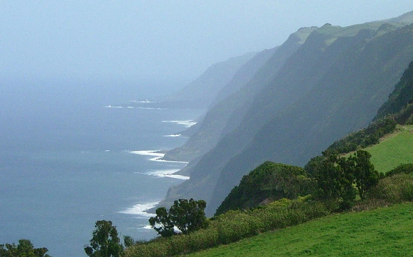 بعض السواحل ذات انحدار عالي جداً نتيجة للطبيعة البركانية التي شكلت الجزيرة