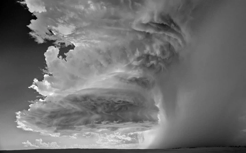 بالصور : شاهد أعنف العواصف الرعدية بالأبيض و الأسود