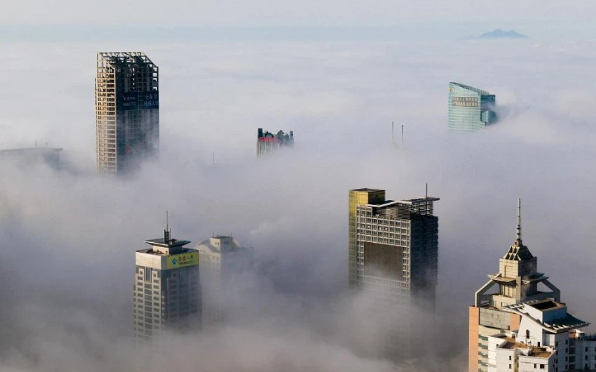 بالصور: مشاهد مذهلة لمدن عالمية يغطيها الضباب   