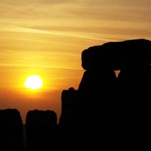 What are the features of the summer solstice?