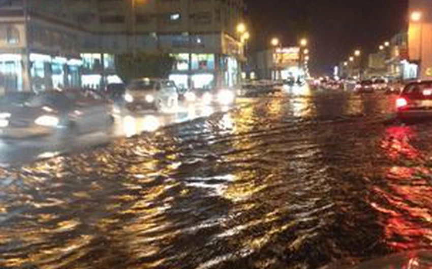 أمطار غزيرة تغرق طرقات مدينة الطائف