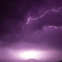 ما اسم المقياس المستخدم لتصنيف الأعاصير والعواصف بناءً على سرعة الرياح المستمرة؟