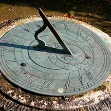 Why does the date of the autumnal equinox change from year to year?