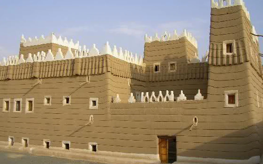 تحتوي منطقة نجران على تحف أثرية أخرى و على رأسها مدينة الأخدود الأثرية التي ذُكرت في القرآن الكريم 