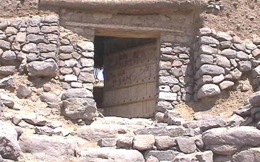 أحد أبواب الحصون في خيبر 