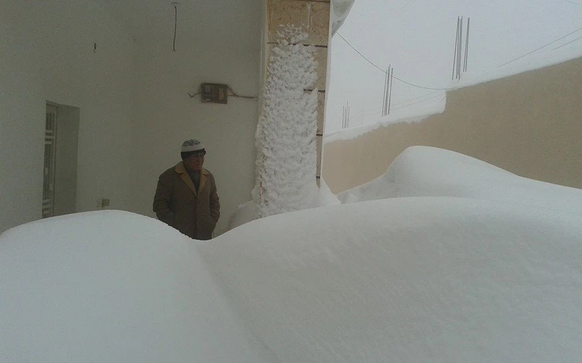 راس منيف - أصبحت تراكمات الثلوج في مرتفعات عجلون خطيرة و عبئاً ثقيلاً على السُكان 