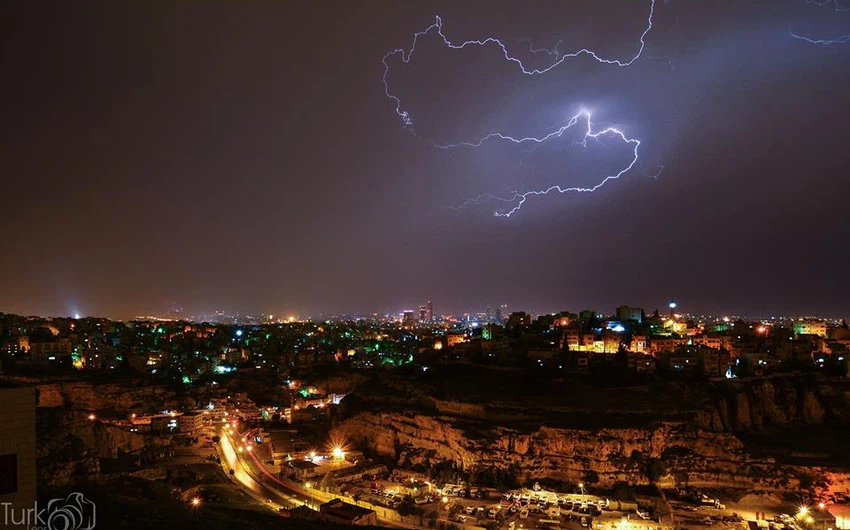 بالصور.. بروق شديدة تضيء سماء غالبية المدن الأردنية فجر السبت