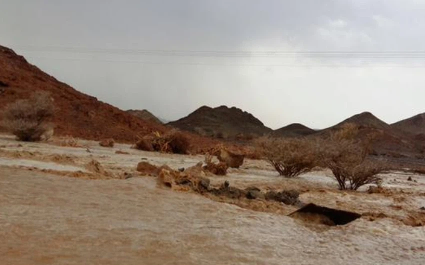بالصور: أمطار غزيرة على شمال "العيص" تؤدي إلى جريان الأودية 