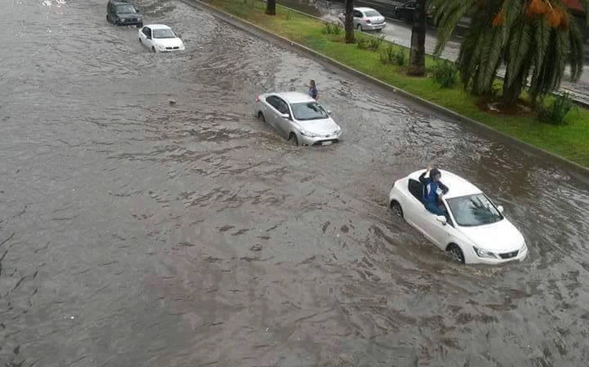 فيضانات مفاجئة  في عدد من ولايات الجزائر تخلف جرحى وخسائر مادية
