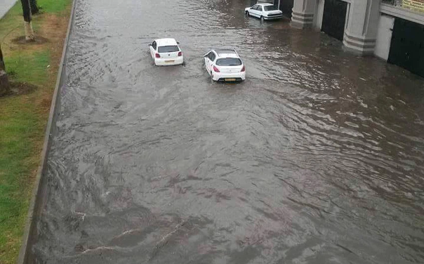 فيضانات مفاجئة  في عدد من ولايات الجزائر تخلف جرحى وخسائر مادية