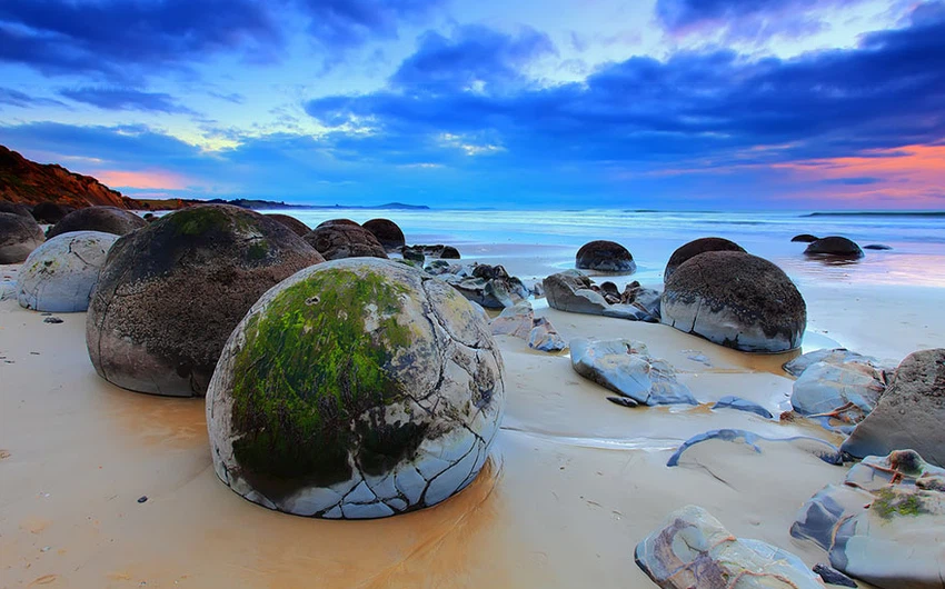 تتناثر هذه الصخور على طول الشاطئ