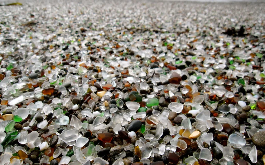 تشكل شاطئ الزجاج الواقع قرب فورت براج في ولاية كاليفورنيا من القمامة الملقاة من قبل السكان في البحر، والتي حملتها الامواج بعد سنوات اليه. 