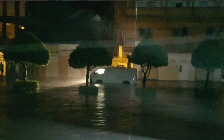 أمطار "أملج" تغرق الشوارع والبيوت 